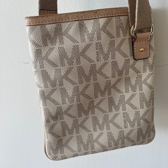 SOLD - MICHAEL KORS - Authentic Michael Kors Monogram Cross Body Bag in Vanilla - Picture 2 of 9